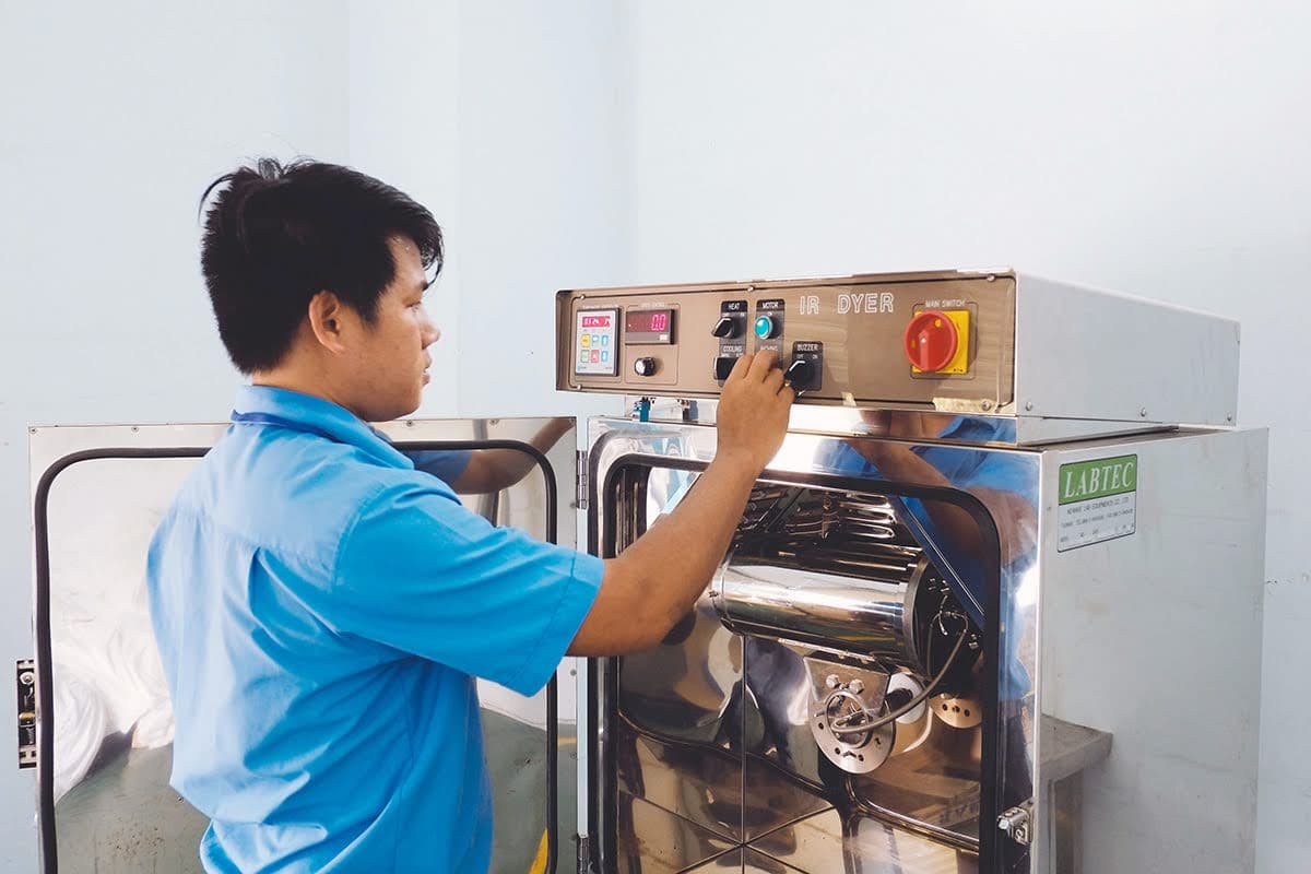 Kiểm tra chất lượng POY trước khi chuyển sang sản xuất xưởng DTY